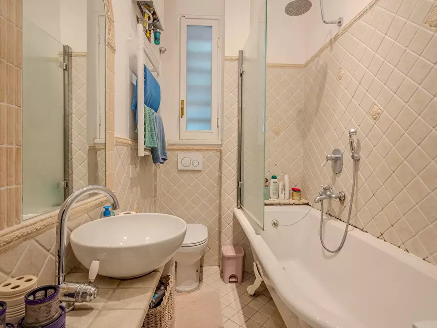 Immagine 27 di Pentalocale in vendita  in Via Nerola 16 a Roma