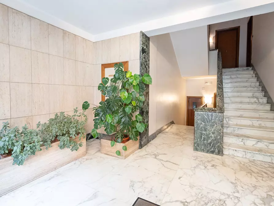 Immagine 4 di Pentalocale in vendita  in Via Nerola 16 a Roma