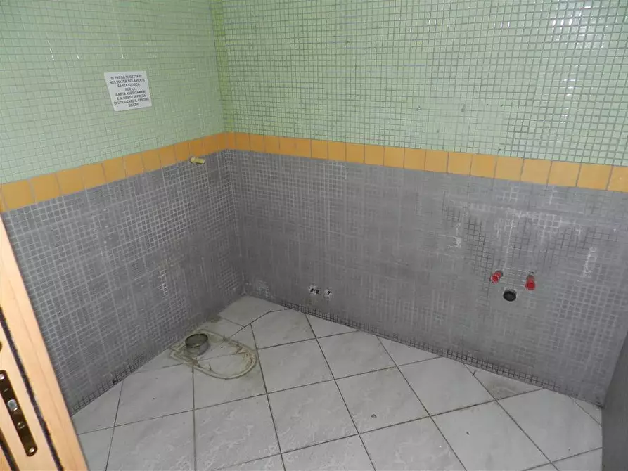 Immagine 6 di Locale commerciale in affitto  in Via dei Castani a Roma