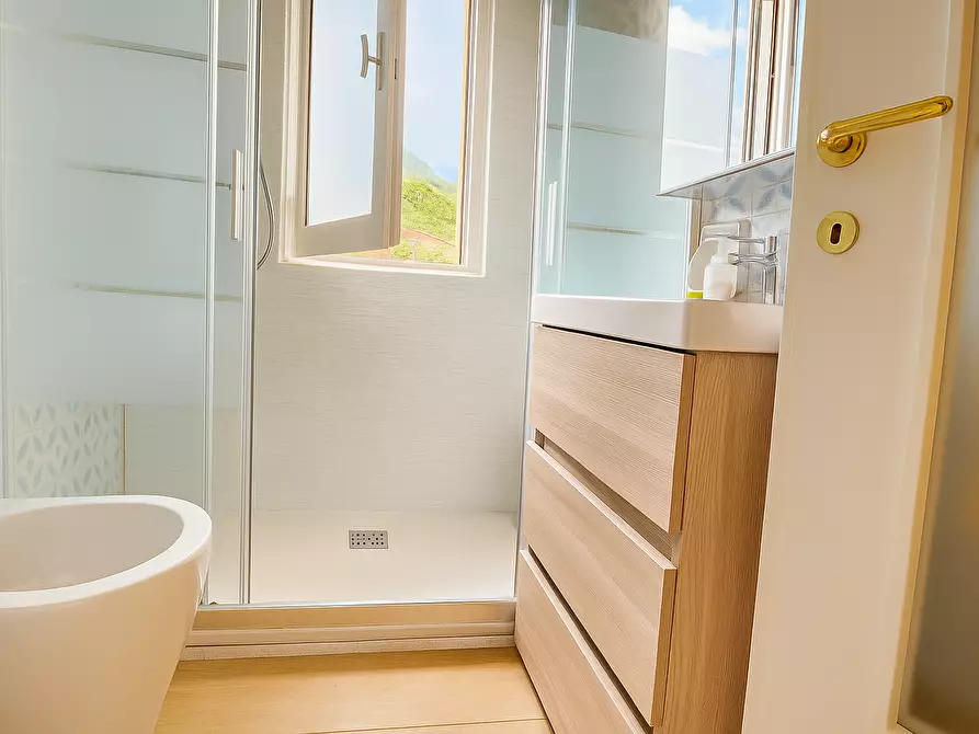 Immagine 12 di Bilocale in vendita  a Rapallo