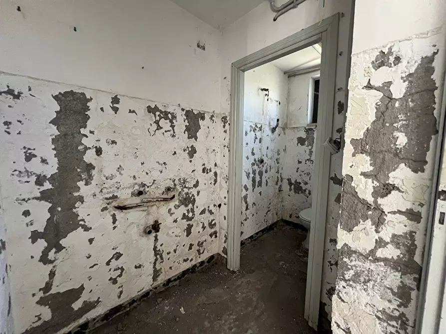 Immagine 11 di Locale commerciale in vendita  a Fiano Romano