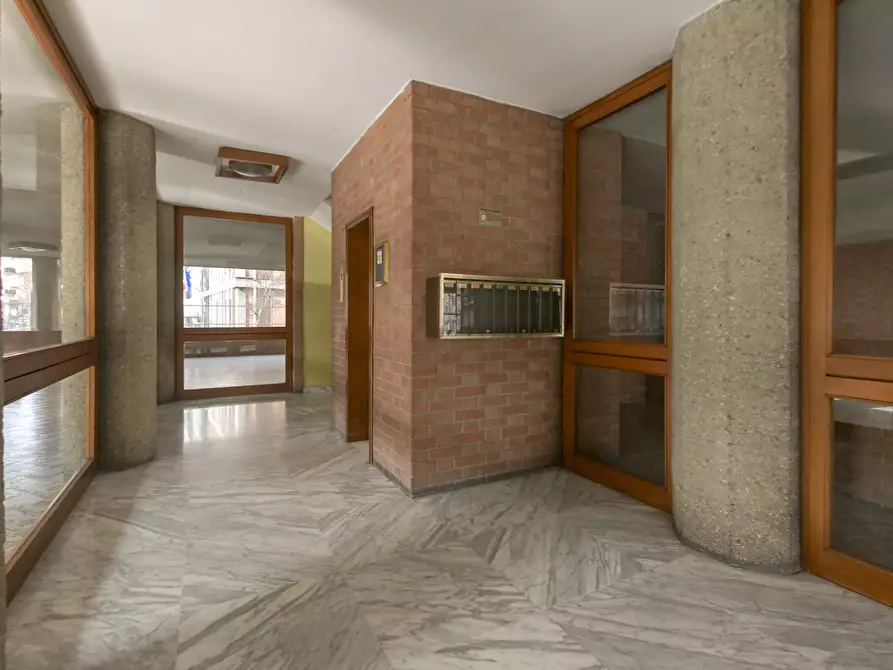 Immagine 38 di Pentalocale in vendita  in Via Trana a Torino