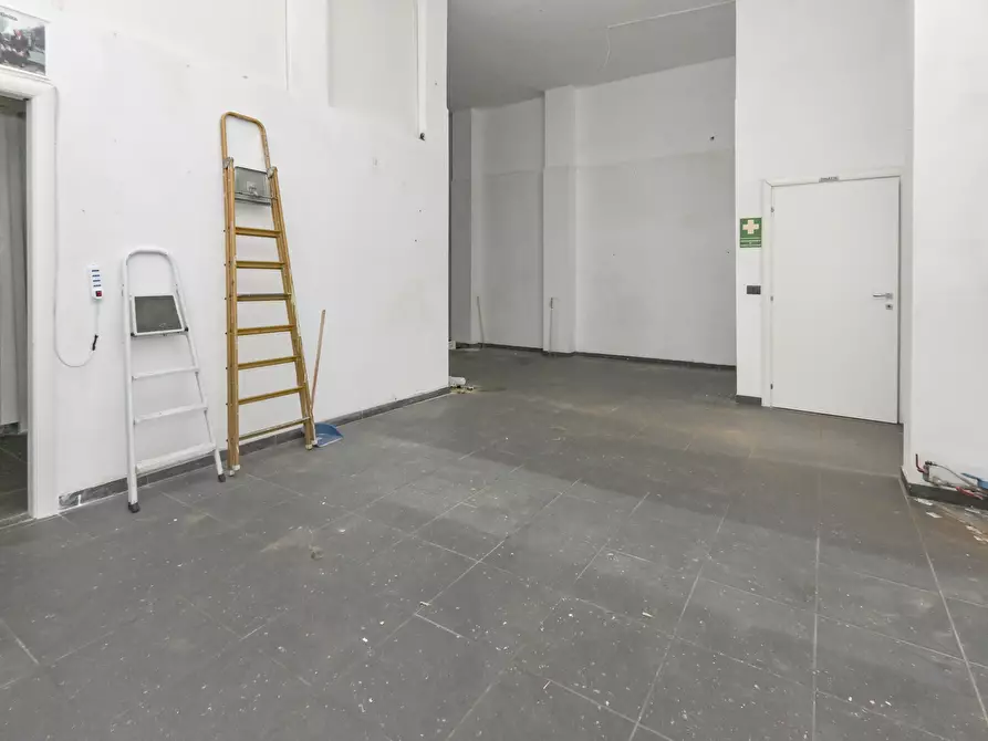 Immagine 13 di Locale commerciale in vendita  in via emanuel 22 a Torino