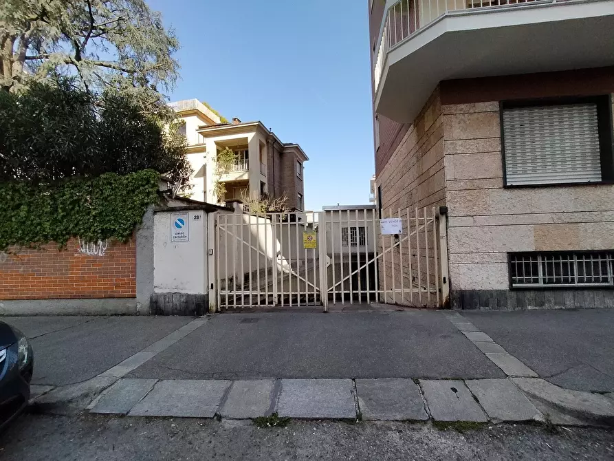 Immagine 1 di Garage in affitto  in Via Gianfrancesco Re 28 a Torino
