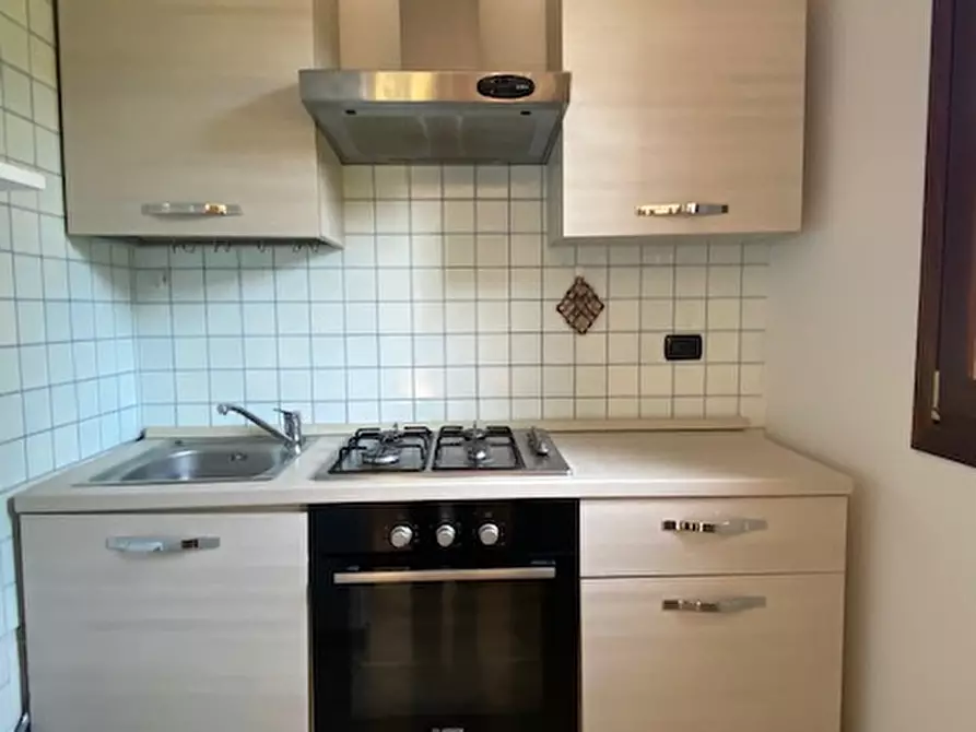 Immagine 9 di Bilocale in affitto  a Desenzano Del Garda
