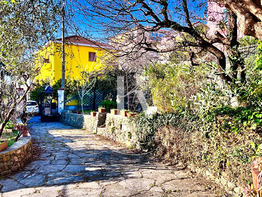 Immagine 23 di Villa in vendita  in Via Bellavista 12 a Savona