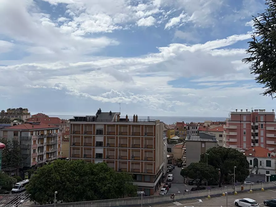 Immagine 1 di Quadrilocale in affitto  in Via Gioia 8 a Celle Ligure