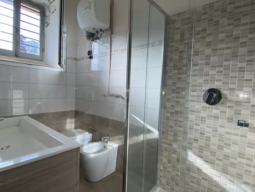 Immagine 8 di Locale commerciale in vendita  a Savona