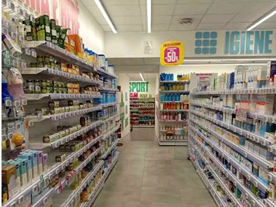 Immagine 5 di Showroom in vendita  in Via Sestri 63 a Genova