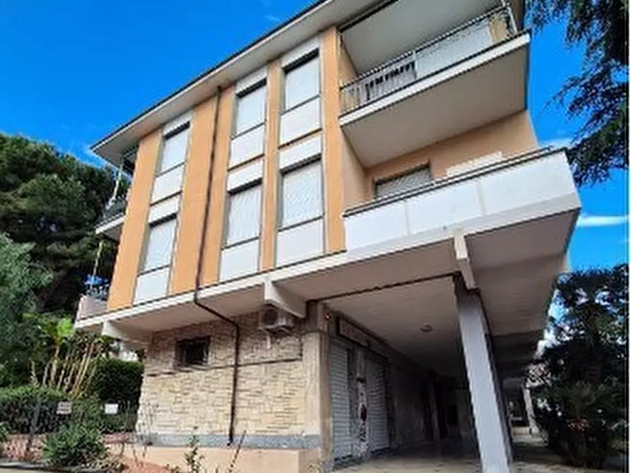 Immagine 1 di Locale commerciale in vendita  in Via dei Gazzi 51 a Loano