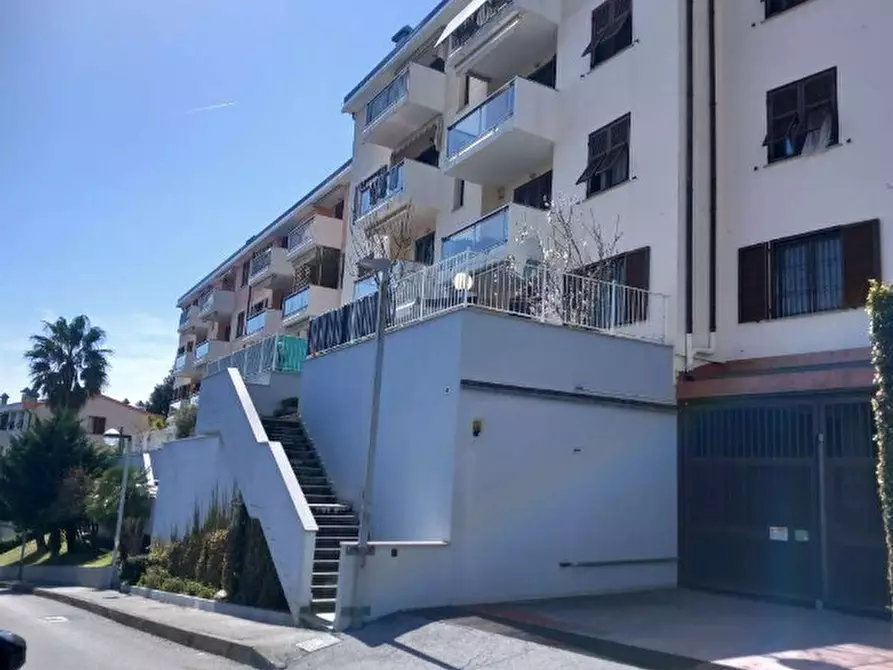 Immagine 1 di Pentalocale in vendita  in Viale Villa Gavotti 121/2 a Genova