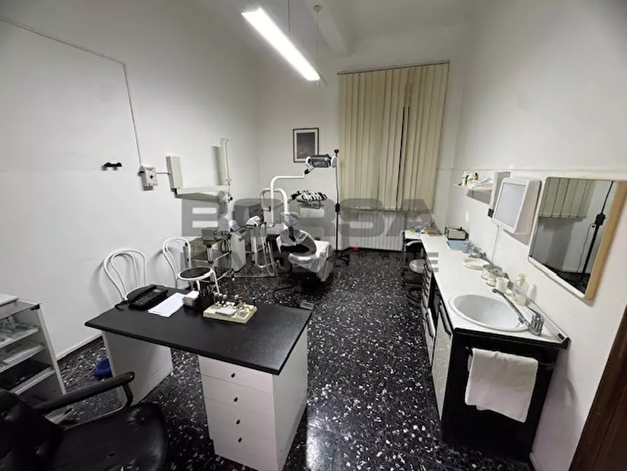 Immagine 11 di Ufficio in vendita  a Livorno