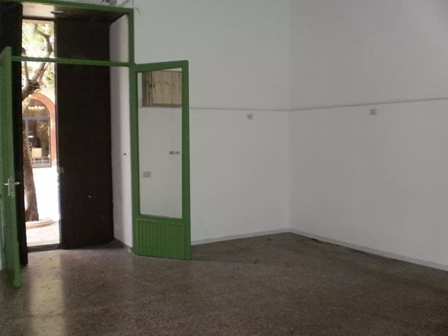 Immagine 9 di Locale commerciale in affitto  a Ragusa