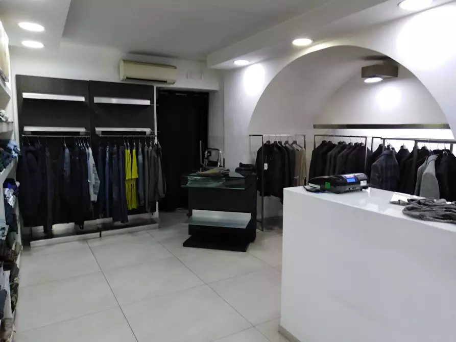 Immagine 3 di Locale commerciale in vendita  a Ragusa