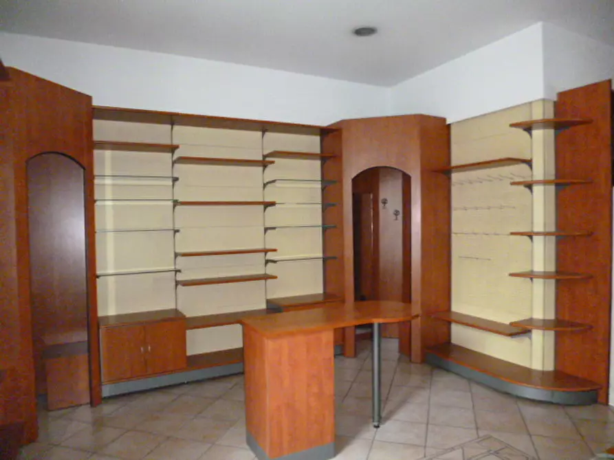 Immagine 4 di Locale commerciale in affitto  a Ragusa