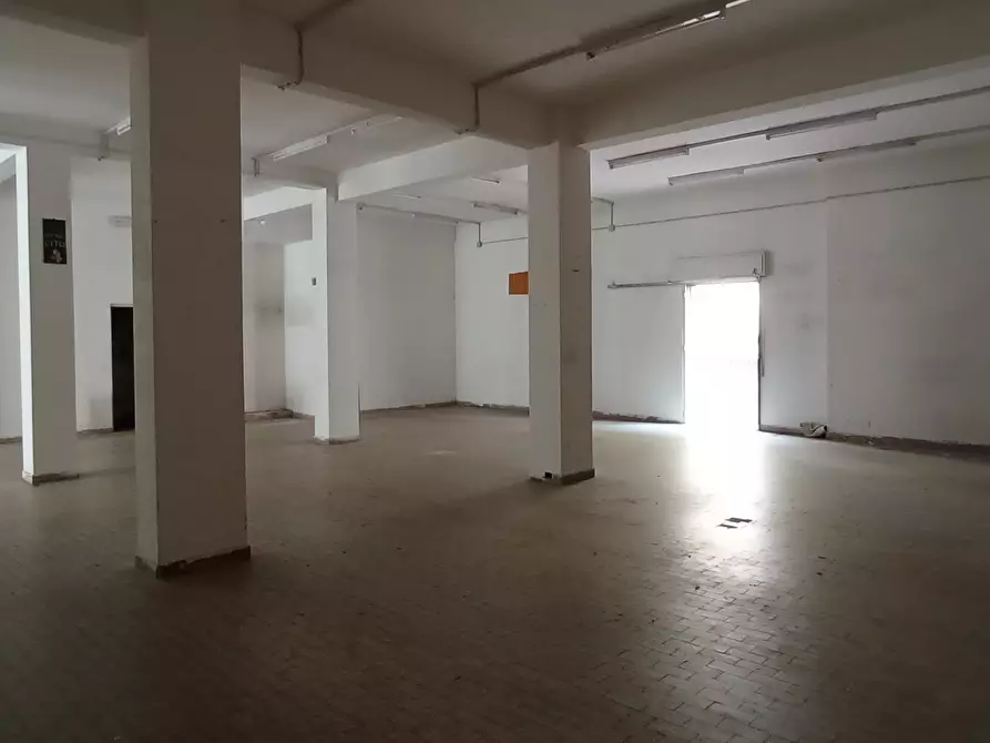 Immagine 5 di Locale commerciale in affitto  a Ragusa