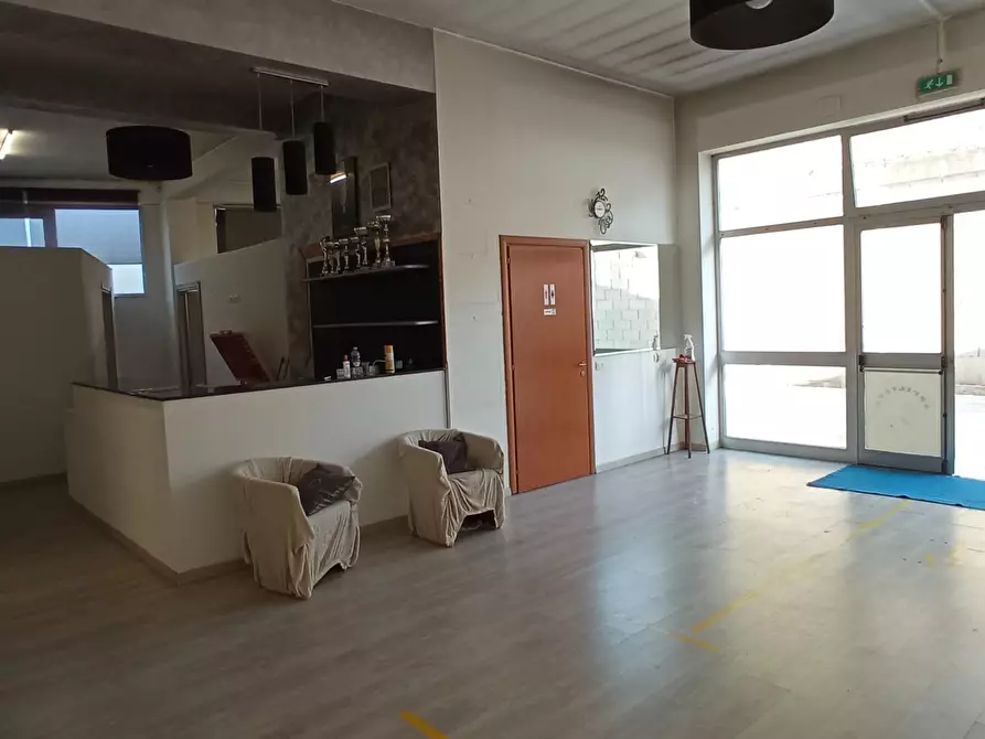 Immagine 10 di Showroom in vendita  a Ragusa