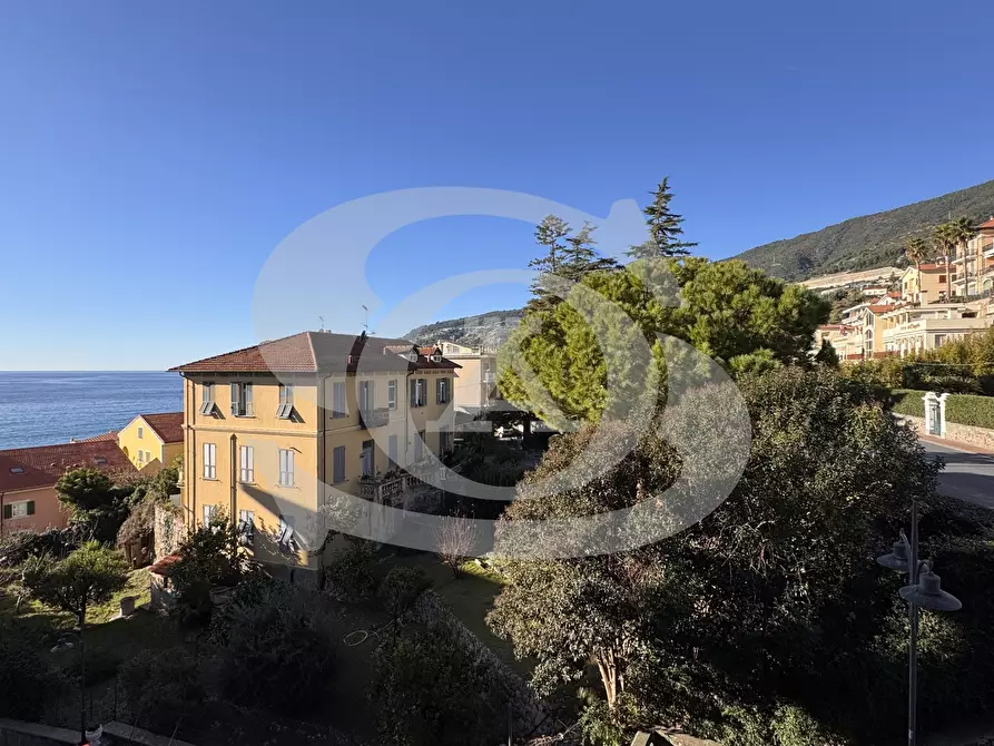 Immagine 1 di Trilocale in vendita  in Corso Regina Margherita 39 a Ospedaletti