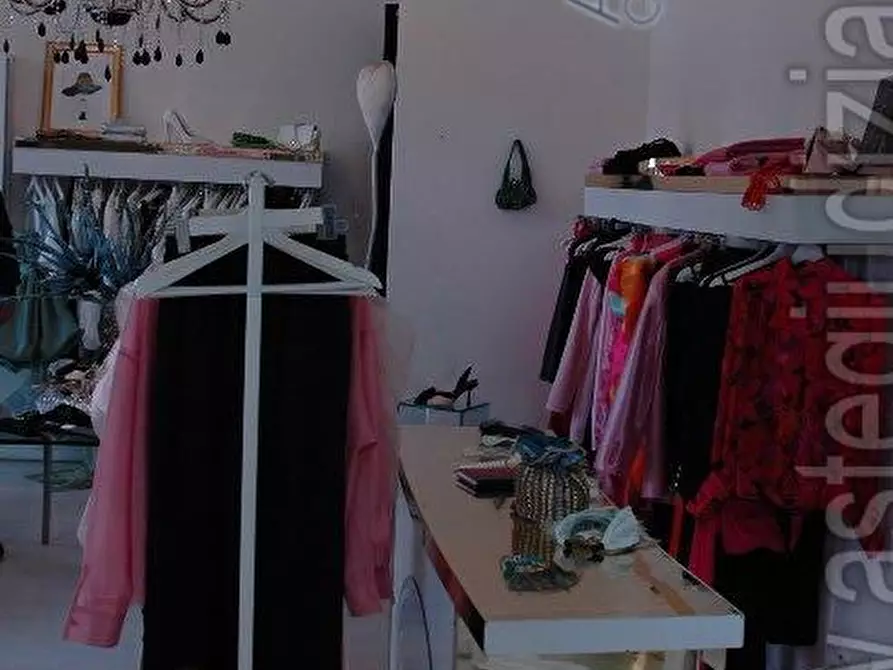 Immagine 3 di Locale commerciale in vendita  a Riccione