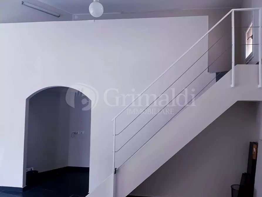 Immagine 3 di Locale commerciale in affitto  in Via Francesco Breschi 2 a Anzio