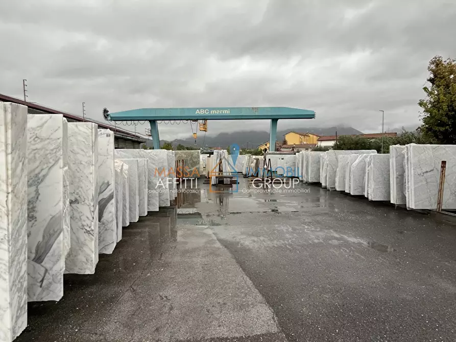 Immagine 3 di Locale commerciale in vendita  in Via Madonna del Golfo 14 a Massa