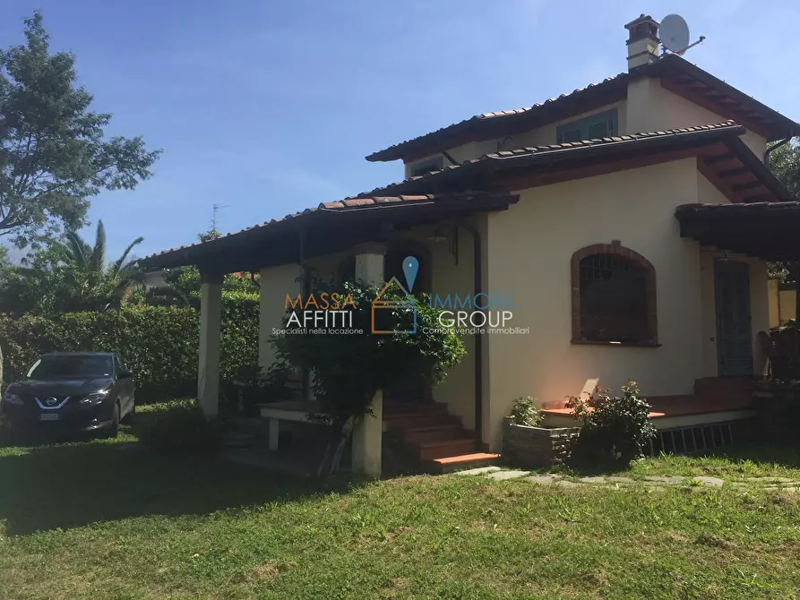 Immagine 1 di Villa in vendita  in Via dei Colli 88 a Massa