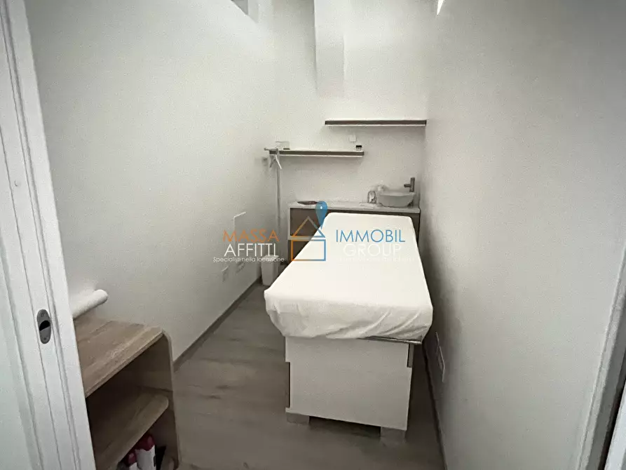 Immagine 8 di Locale commerciale in affitto  in Viale Roma 203 a Massa