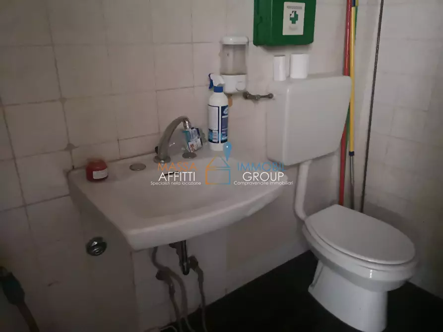 Immagine 6 di Attività commerciale in vendita  in Viale Stazione 12 a Massa