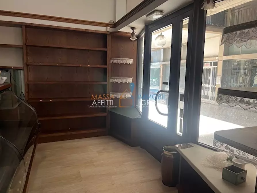 Immagine 8 di Locale commerciale in vendita  in Piazza Felice Palma 37 a Massa