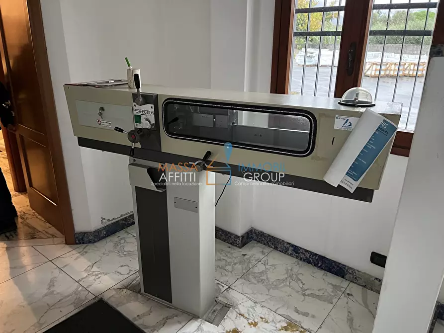 Immagine 17 di Locale commerciale in vendita  in Via Madonna del Golfo 14 a Massa