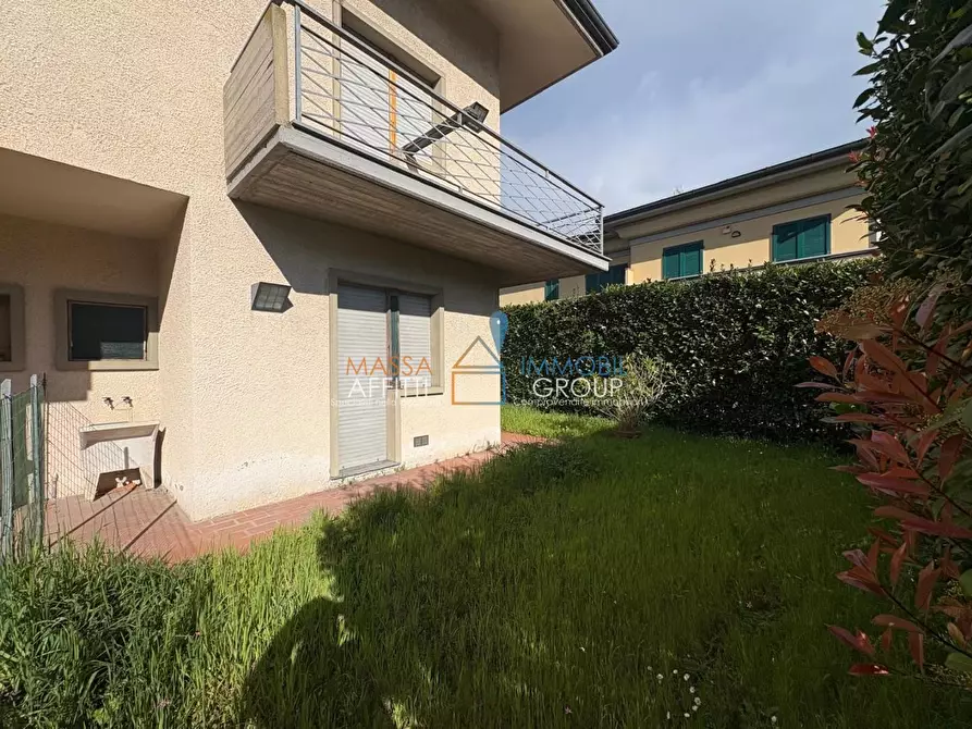 Immagine 3 di Villetta a schiera in vendita  in Via Arezzo 293 a Massa
