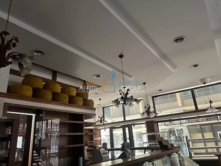 Immagine 14 di Locale commerciale in vendita  in Piazza Felice Palma 37 a Massa