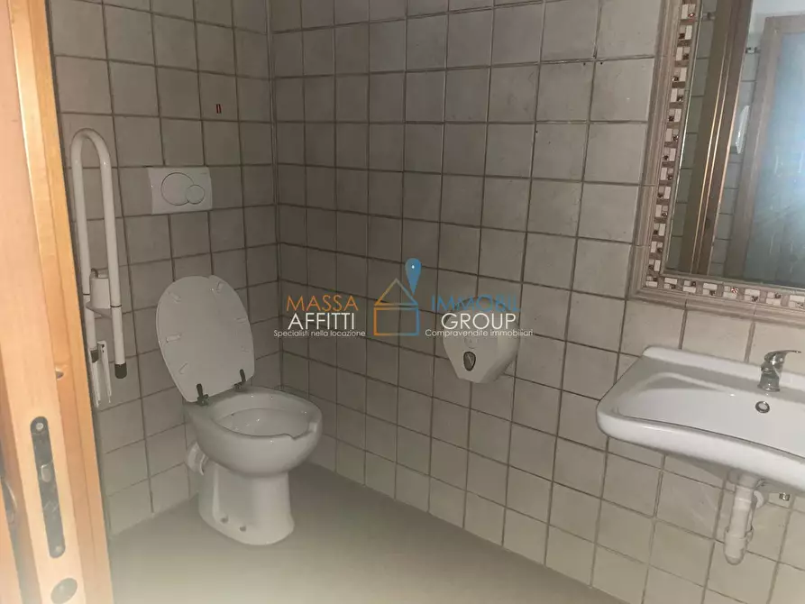 Immagine 4 di Locale commerciale in affitto  in Strada Statale 1 20 a Massa