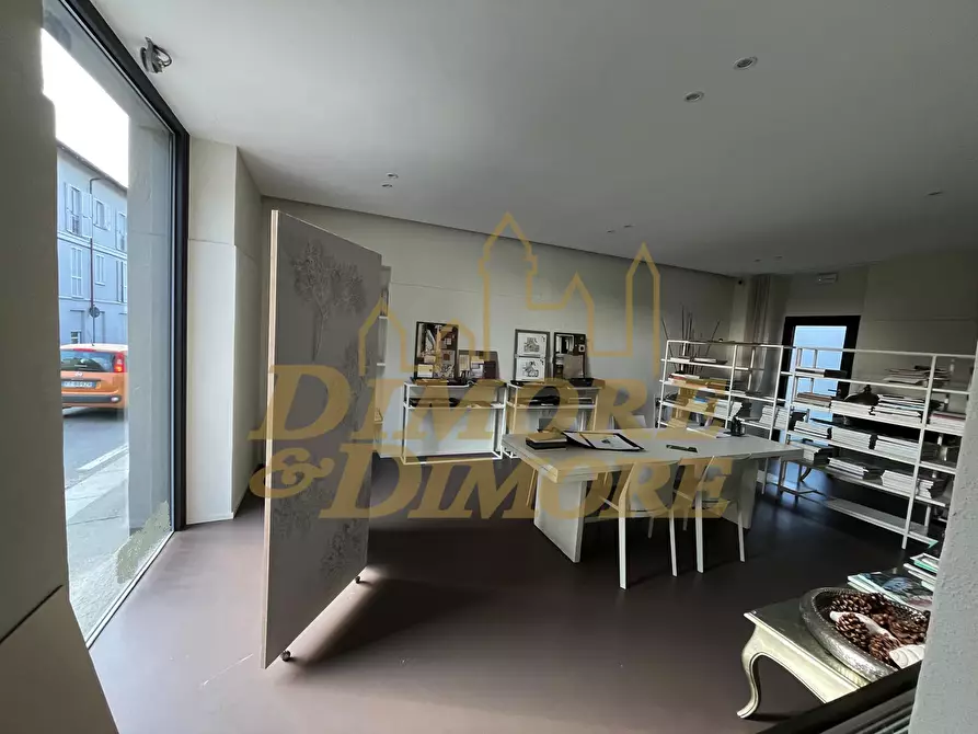 Immagine 11 di Locale commerciale in affitto  a Sesto Calende