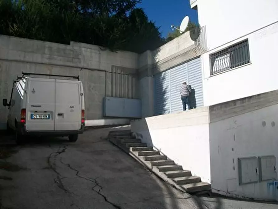 Immagine 21 di Locale commerciale in affitto  in VIA I.SILONE a Lanciano