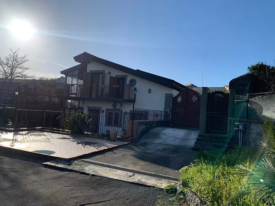 Immagine 2 di Villa in vendita  a Mascalucia