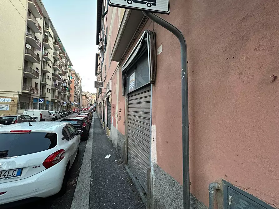 Immagine 3 di Locale commerciale in vendita  in Via Donghi 23 R a Genova