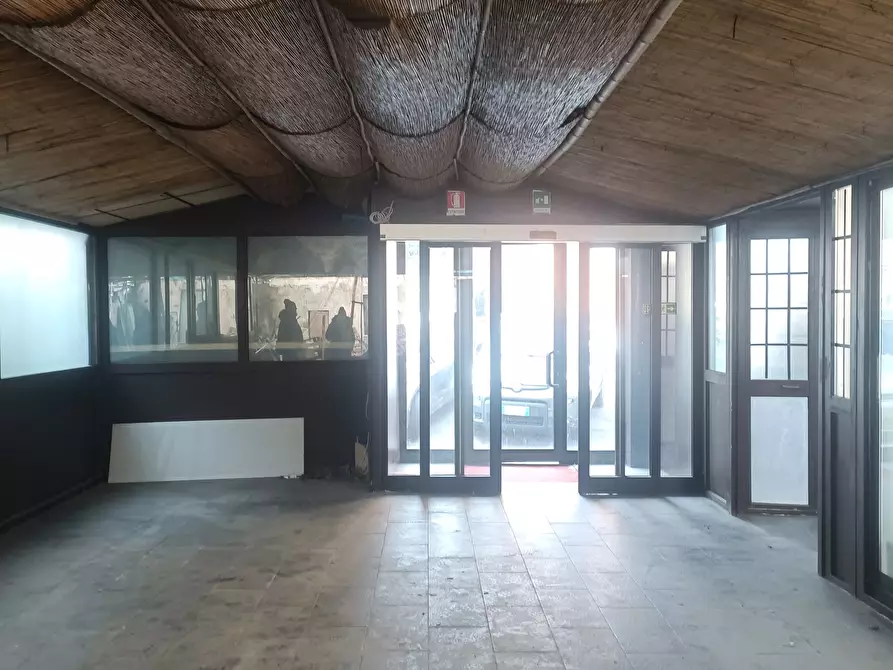 Immagine 17 di Locale commerciale in affitto  a Genova