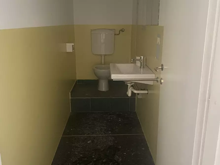 Immagine 3 di Locale commerciale in affitto  a Genova