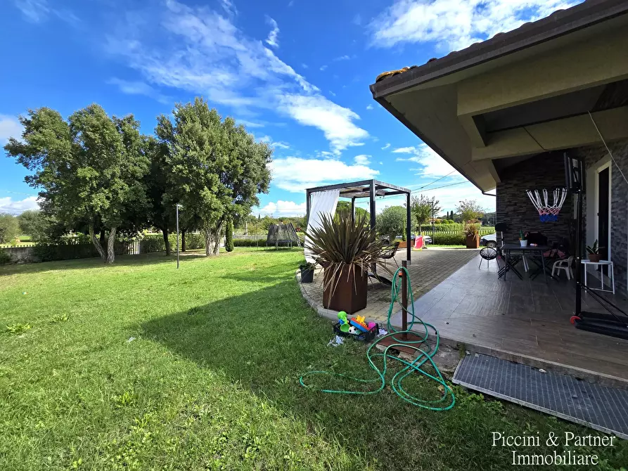 Immagine 10 di Villa in vendita  in Località Bertoni a Castiglione Del Lago