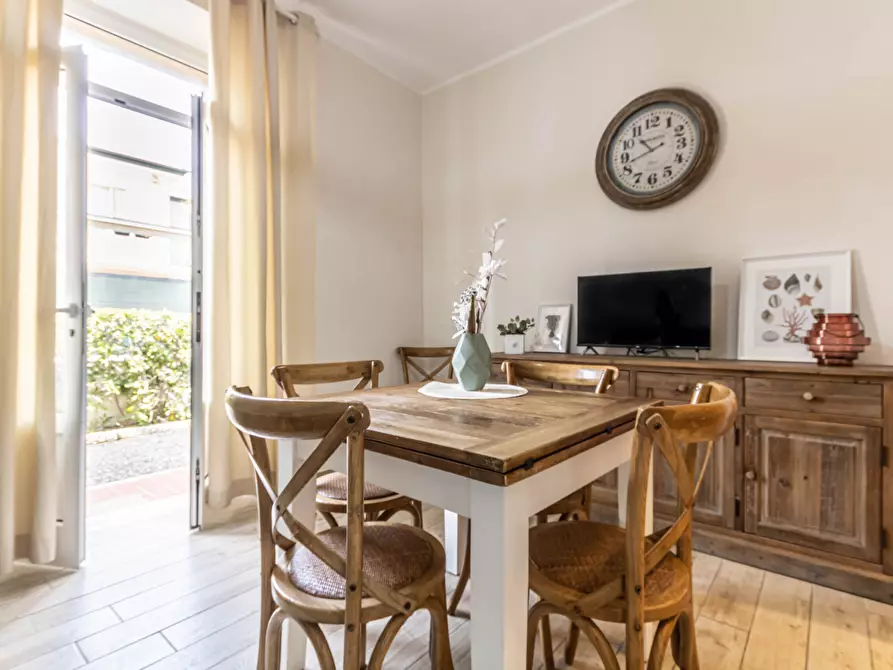 Immagine 1 di Villa in vendita  in Viale della Vittoria a Cecina