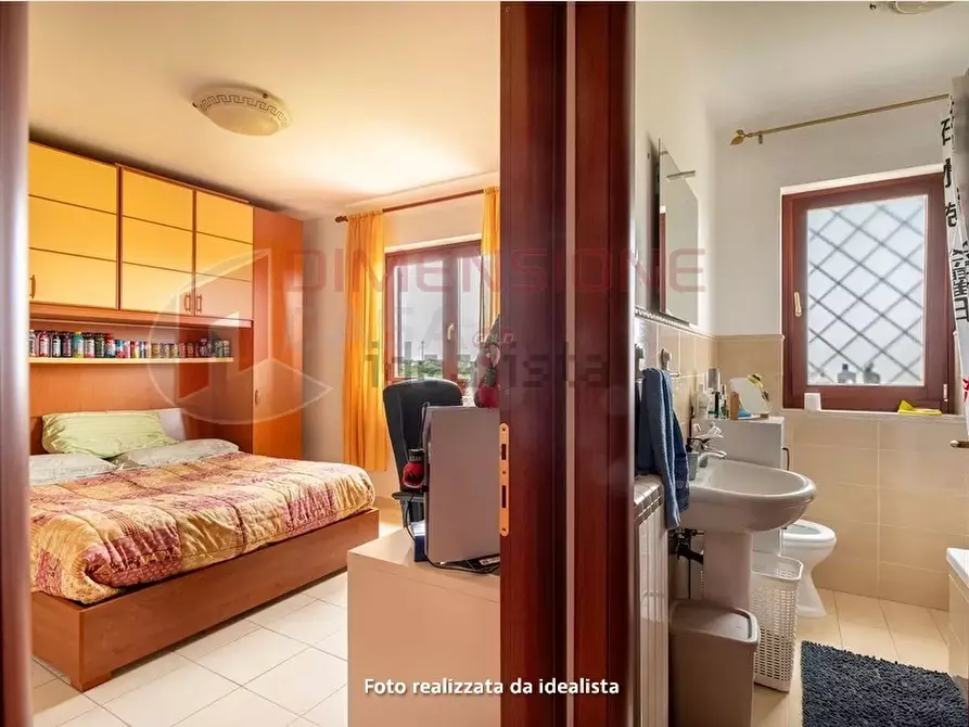 Immagine 9 di Bilocale in vendita  in Via Roccaspinalveti a Roma