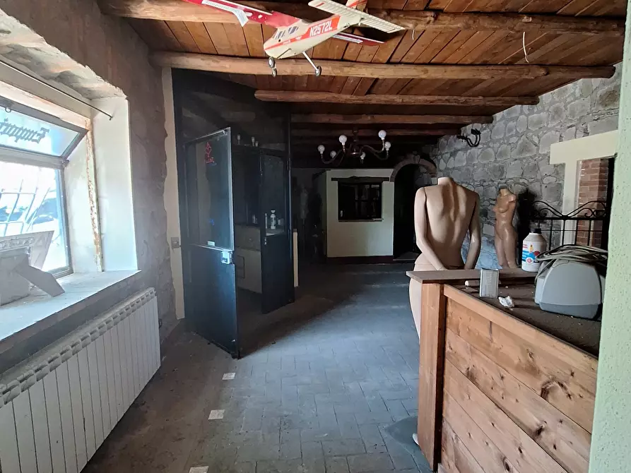 Immagine 1 di Locale commerciale in vendita  in Largo G. Roncacci 9 a Morlupo