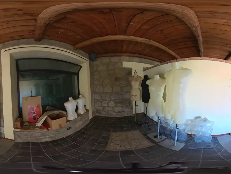 Immagine 37 di Locale commerciale in vendita  in Largo G. Roncacci 9 a Morlupo