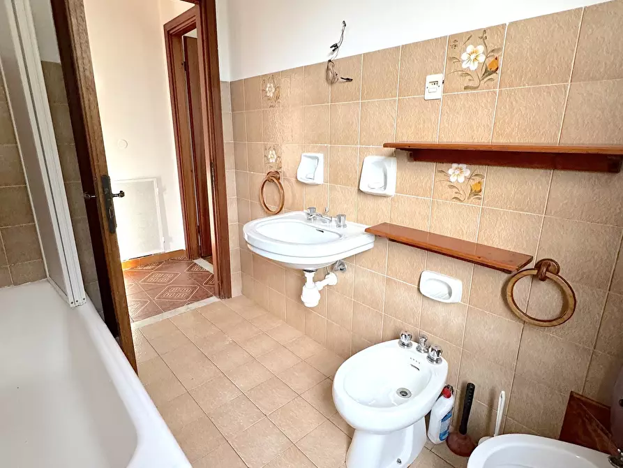 Immagine 15 di Trilocale in affitto  a Leivi