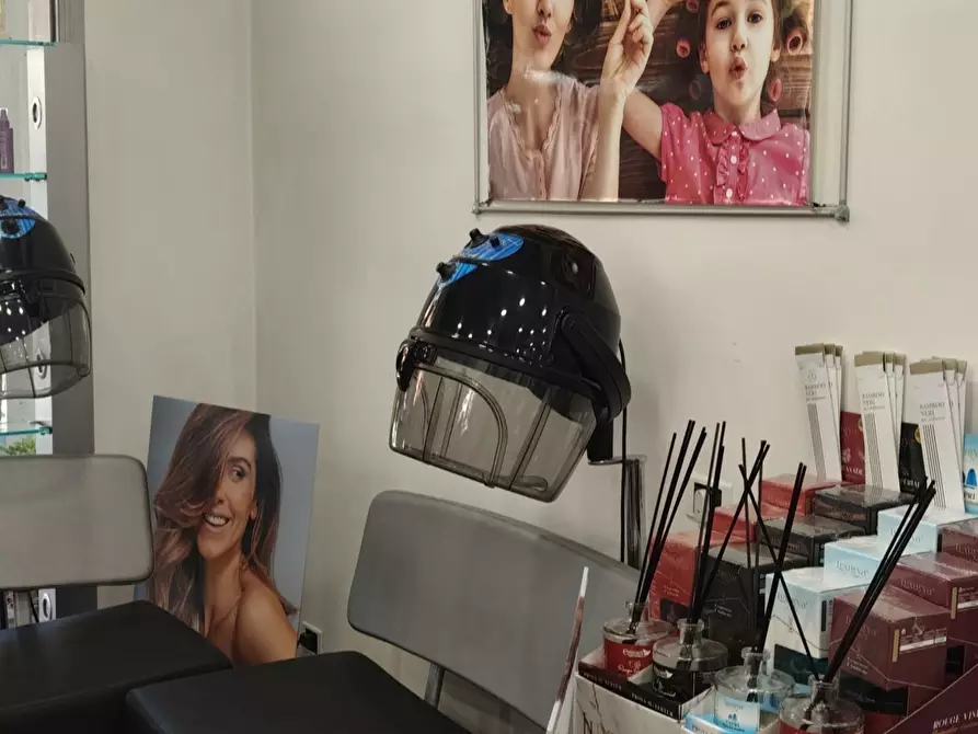 Immagine 2 di Locale commerciale in vendita  in Via Giacomo Leopardi a Scandicci