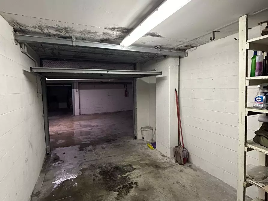 Immagine 3 di Garage in vendita  in Via Baracca a Firenze