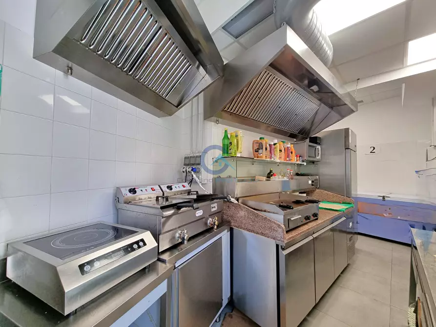 Immagine 16 di Locale commerciale in vendita  a Catanzaro