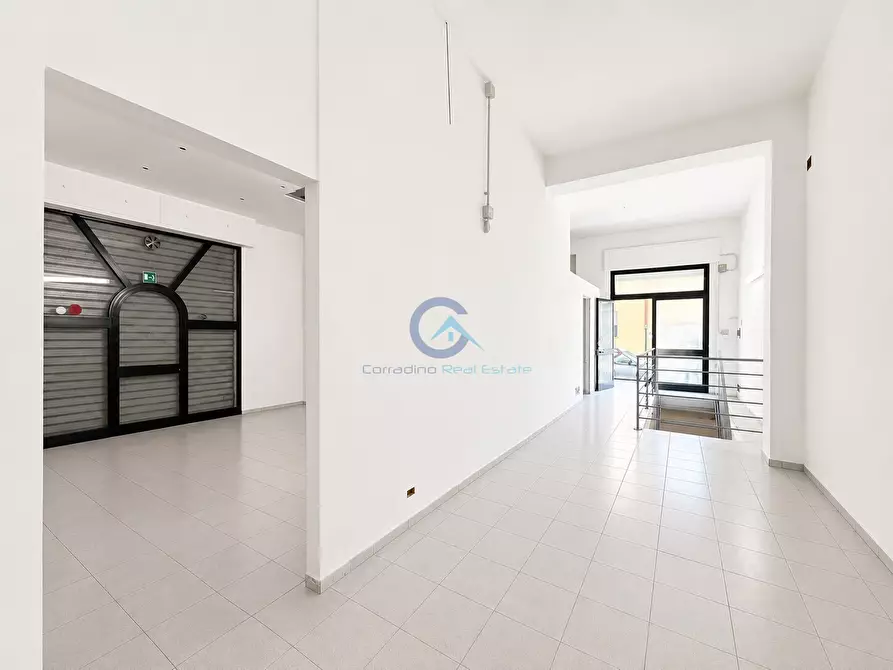 Immagine 10 di Locale commerciale in vendita  in Via Genova 50 a Catanzaro