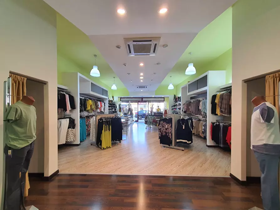 Immagine 2 di Locale commerciale in vendita  a Catanzaro